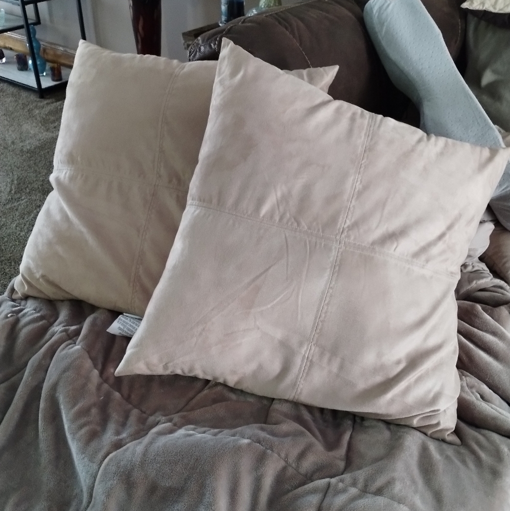 Set of 2 like new sand color large throw pillows.